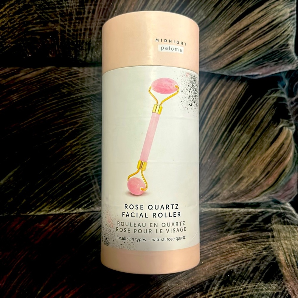 MIDNIGHT Paloma Rose Quartz facial roller.